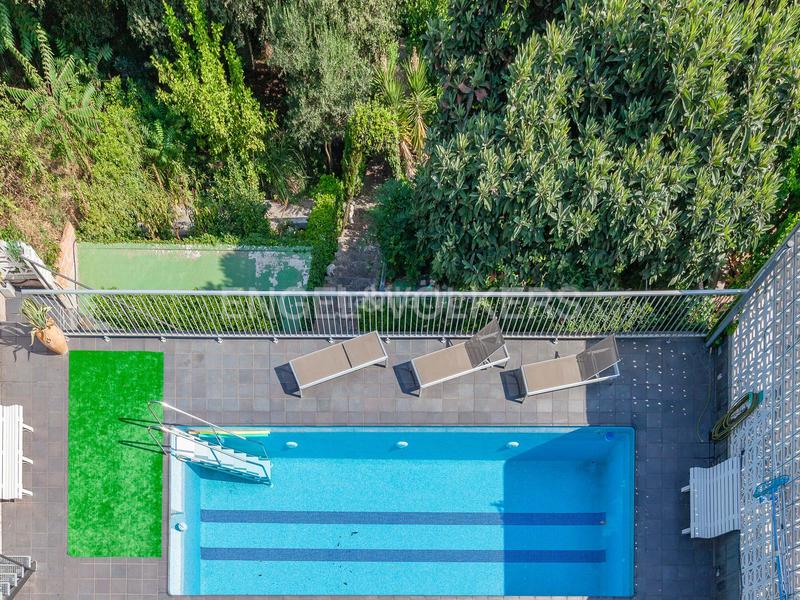 Casa a Valldoreix. Residencia con piscina y vistas a la montaña en sant cugat