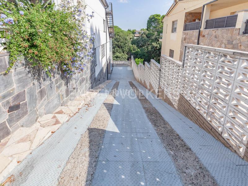 Foto c7129112-efeb-4634-b06d-573a4801e9d6. Casa amb calefacció aparcament piscina a Valldoreix Sant Cugat del Vallès