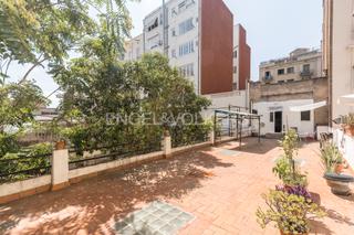 Haus in El Camp de l´Arpa del Clot. Atractivo espacio con terraza, una joya única en el clot