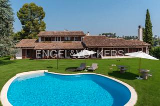Casa a Bellaterra. Exclusiva casa mediterránea espacio, elegancia y privacidad en u