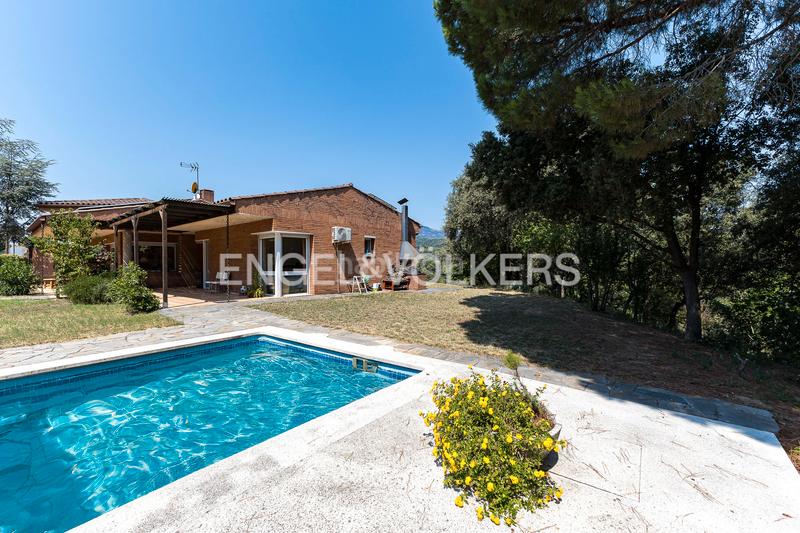 Foto 1fb77458-2d8a-4e65-8ddb-6e44f3f037ba. Casa preciosa casa con piscina y gran terreno en can font en Castellar del Vallès