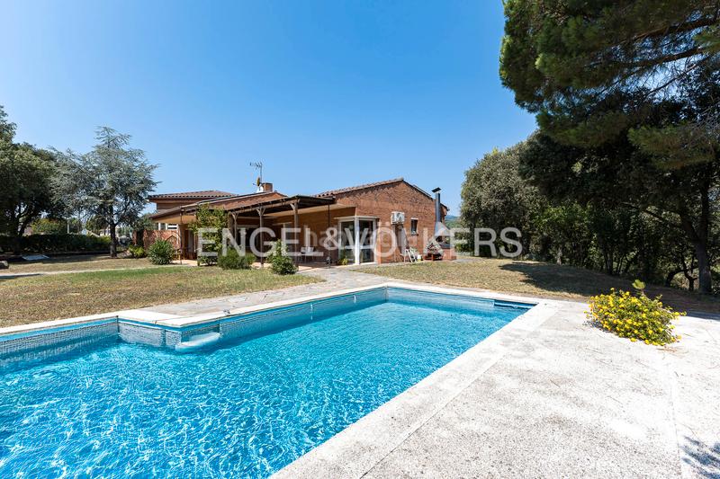 Foto f6ea34ba-be75-433d-bccb-058879d5e84a. Casa preciosa casa con piscina y gran terreno en can font en Castellar del Vallès