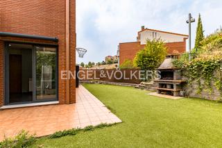 Casa a Sant Esteve Sesrovires. Casa adosada esquinera en urbanización tranquila y bien comunica