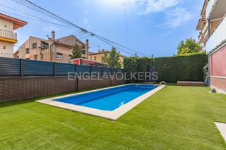 Piccolo appartamento  Carrer de pius xi. Vivienda con terraza y jardín privado única con salida directa a