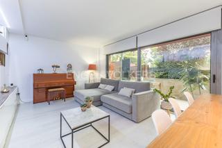 Appartement  Carrer de pius xi. Vivienda con terraza y jardín privado única con salida directa a