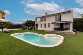 Maison à Santa Susanna. Descubra esta joya arquitectónica con licencia turística en sant