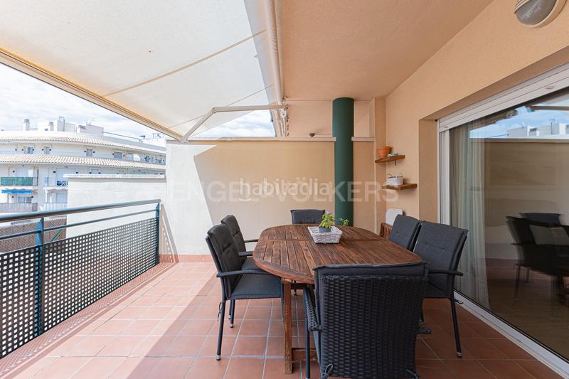 Foto 0f2187b2-9f56-43e0-a781-a38eec883a7d. Dúplex impecable dúplex con terraza y piscina privada en Sitges