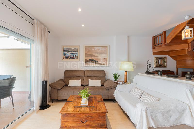 Foto 2dc468f6-fa38-49e8-a182-b95796312b9e. Dúplex impecable dúplex con terraza y piscina privada en Sitges
