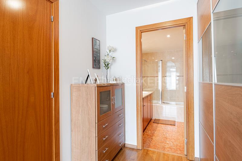 Foto 35d3fa39-ba98-4313-ab86-2f438e892805. Dúplex impecable dúplex con terraza y piscina privada en Sitges