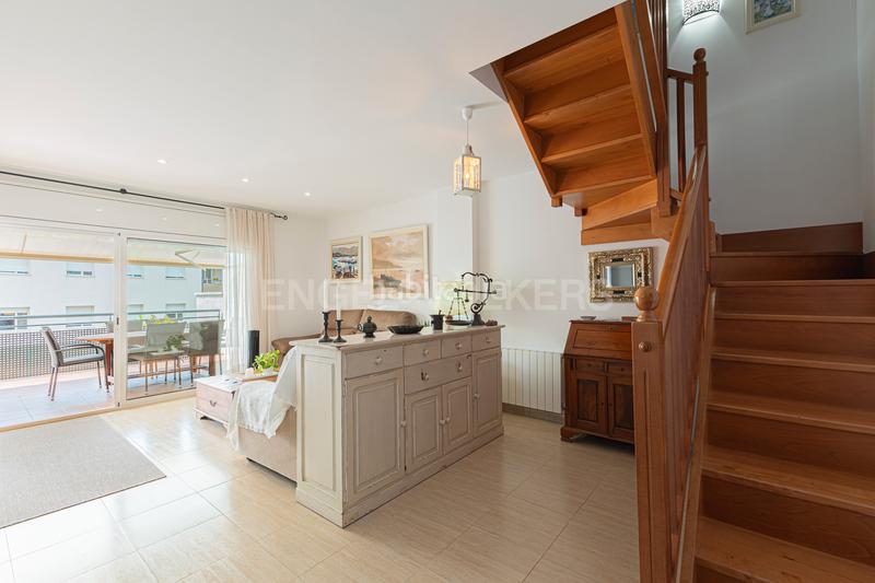 Foto 61cfbd38-be31-4dbd-9059-9b2ac5591555. Dúplex impecable dúplex con terraza y piscina privada en Sitges