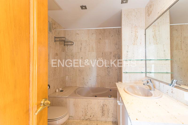 Foto f634b68e-af5c-4711-8034-b62d64d61b3a. Duplex avec chauffage parking piscine dans Can Girona - Terramar - Vinyet Sitges