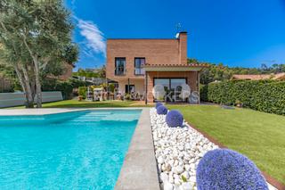Casa a Sant Quirze Safaja. Preciosa casa con piscina en sant quirze safaja.