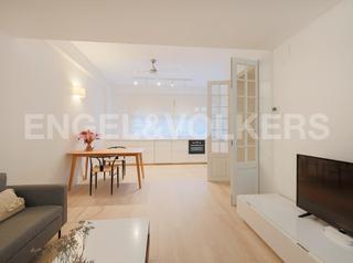 Lloguer Casa a Vila de Gràcia. Maravillosa casa adosada recientemente reformada, junto a casa f