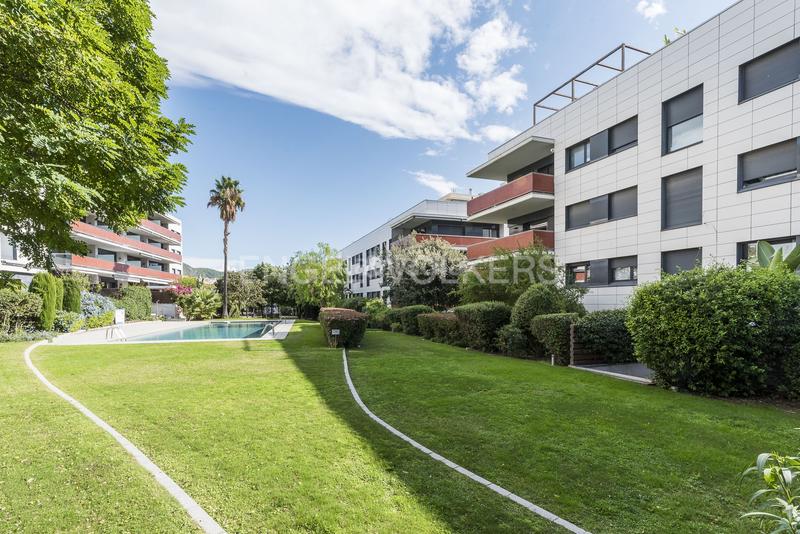 Foto 03f21f0d-c3e2-436e-8213-9a2fbd9b39df. Alquiler apartamento  temporal con piscina y jardín en Sitges