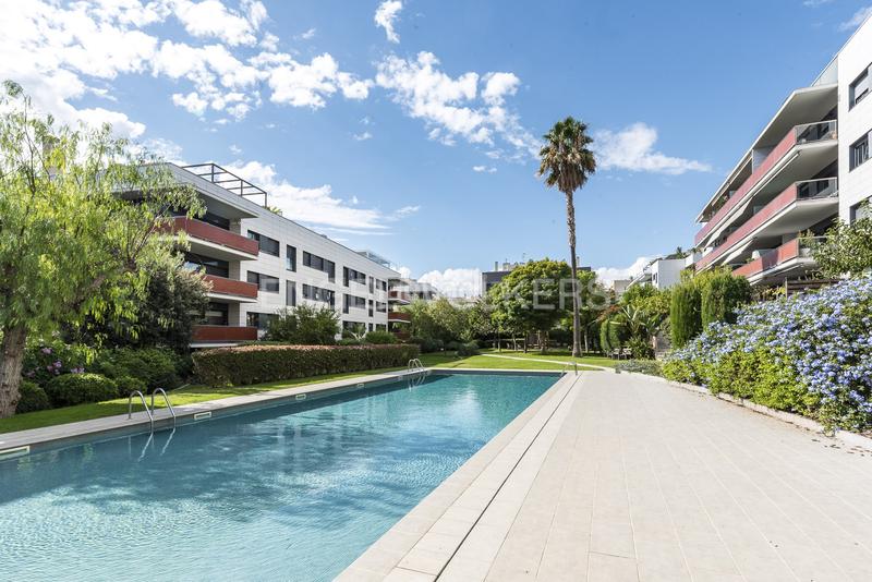 Foto 4de8900c-1596-49b0-ba93-d12c858e939f. Alquiler apartamento  temporal con piscina y jardín en Sitges