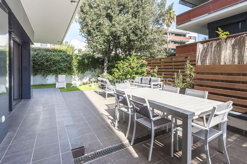 Foto 97a9fefd-a56a-43d3-9308-29ed7114feba. Alquiler apartamento  temporal con piscina y jardín en Sitges