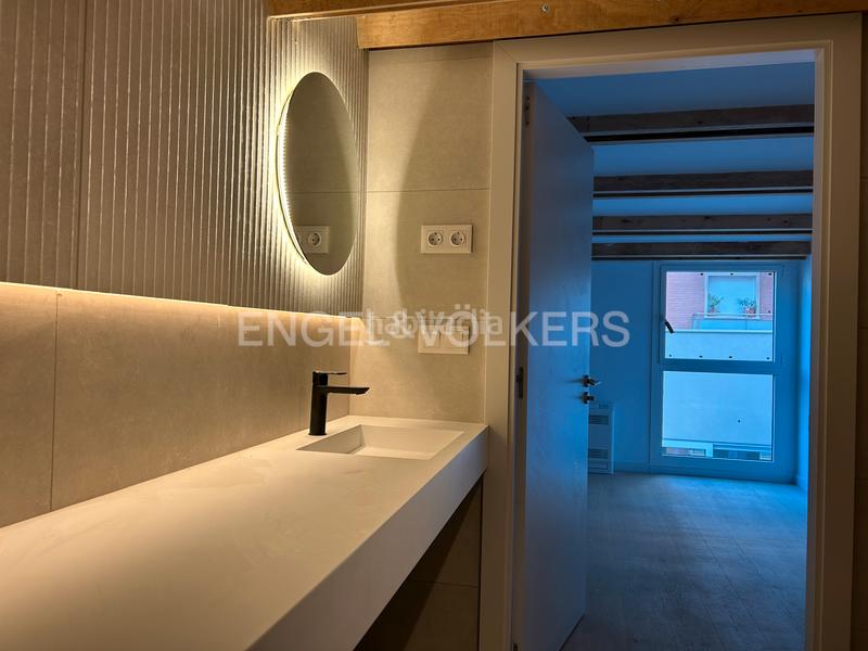 Foto 2f5c7f9c-7fe8-4e9a-967e-49fad2ea713f. Apartamento precioso piso con patio a estrenar en Barcelona