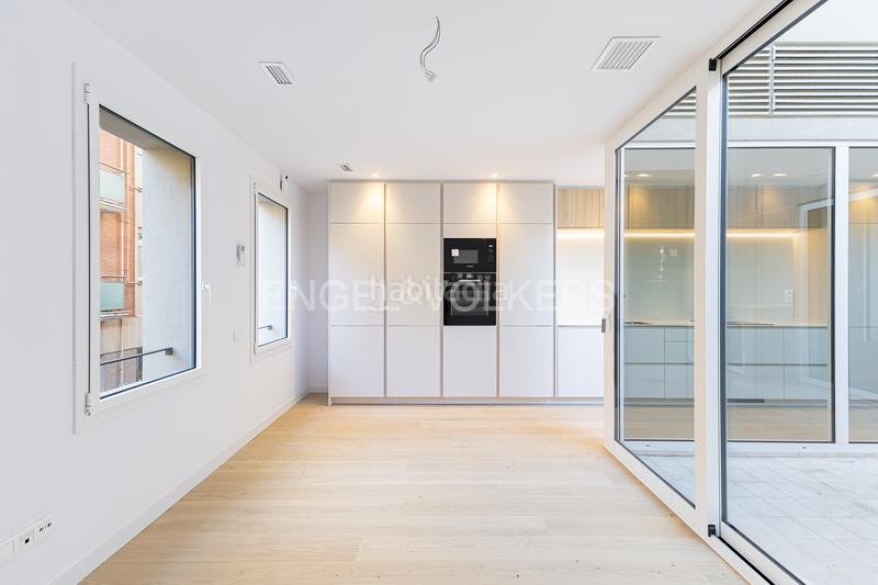 Foto 93e7583b-c6f9-45b7-b2f7-d5ffbea9127f. Apartamento precioso piso con patio a estrenar en Barcelona