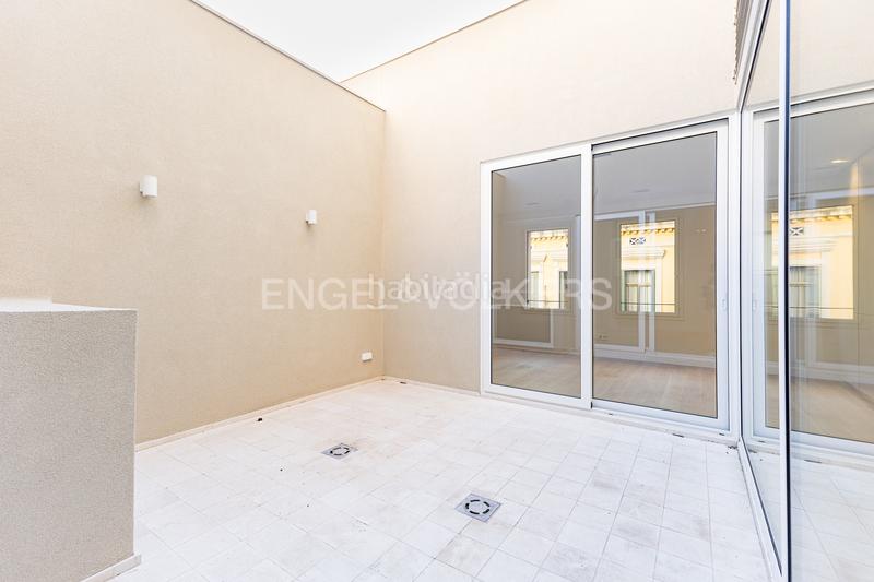 Foto d0e0f5f9-d318-41d3-992b-30bdbdc58ed7. Apartamento precioso piso con patio a estrenar en Barcelona