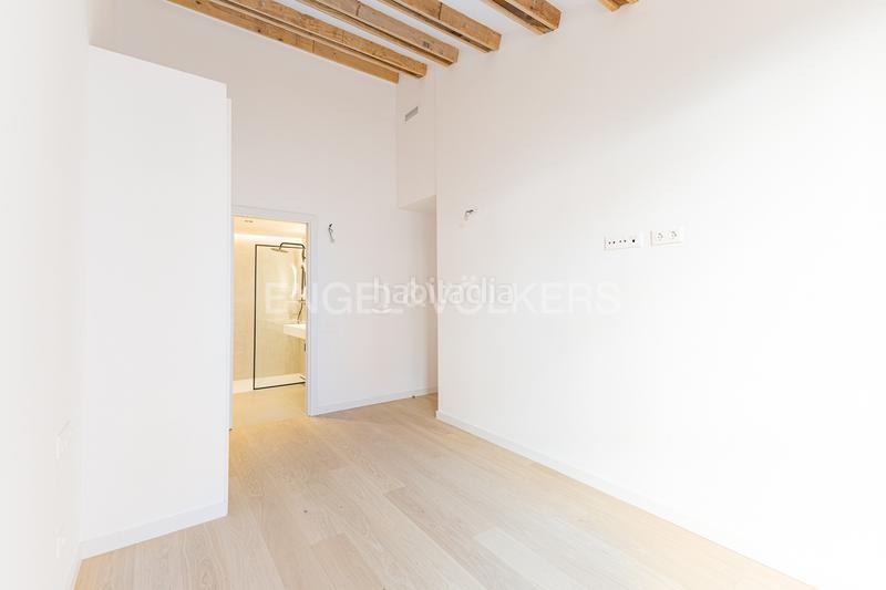 Foto f7b89d3d-f56e-4574-979e-0f3bd24a9cc0. Apartamento precioso piso con patio a estrenar en Barcelona