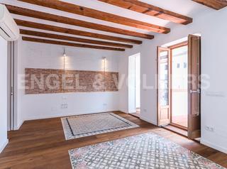 Rent Apartment in Raval. Espectacular piso con ascensor y terraza