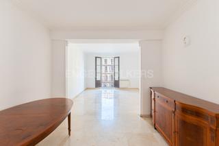 Apartament  Ronda universitat. Piso grande y luminoso al lado de rambla catalunya