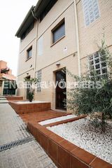 Casa adossada a Sant Genís dels Agudells. Casa pareada con impresionantes vistas
