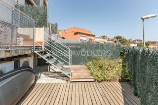 Casa adossada a Sant Genís dels Agudells. Casa pareada con impresionantes vistas