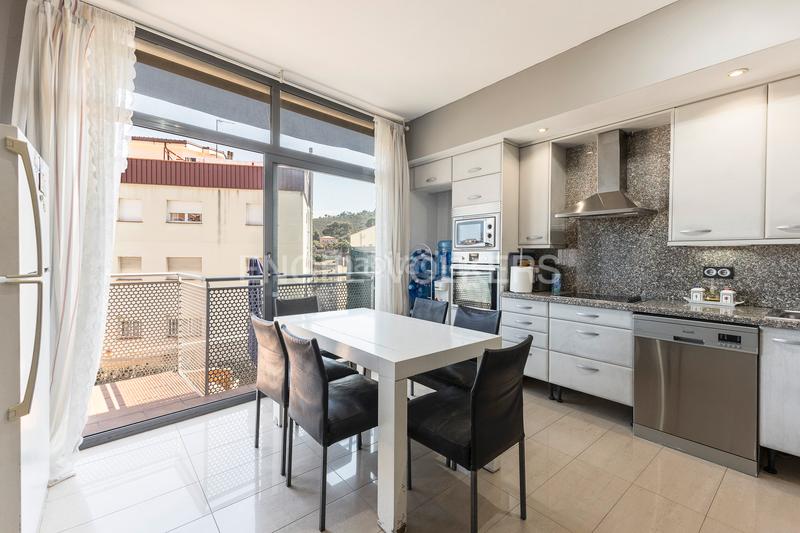 Foto e20111c8-8b51-4e7d-8608-82041d07479e. Casa adosada casa pareada con impresionantes vistas en Barcelona