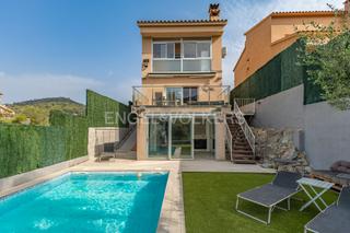 House in Dosrius Poble. Casa de ensueño con piscina, vistas panorámicas y apartamento in