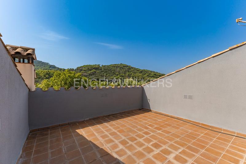 Foto 3649f1ac-8e49-4203-8371-b59730a80f47. Casa  de ensueño con piscina, vistas panorámicas y apartamento independiente. en Dosrius