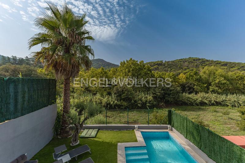 Foto 450efb05-7baf-4d21-b7de-82427372b2cc. Casa  de ensueño con piscina, vistas panorámicas y apartamento independiente. en Dosrius