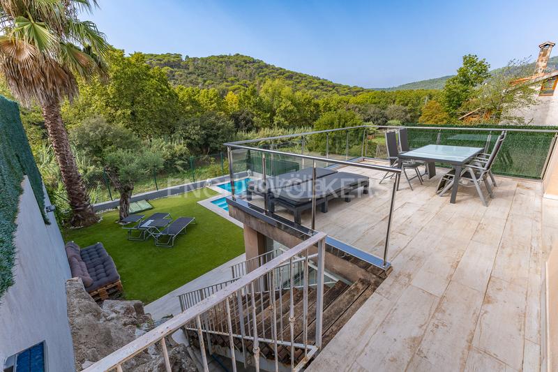 Foto d7daa7fc-1566-4f61-999e-0468cface222. Casa  de ensueño con piscina, vistas panorámicas y apartamento independiente. en Dosrius