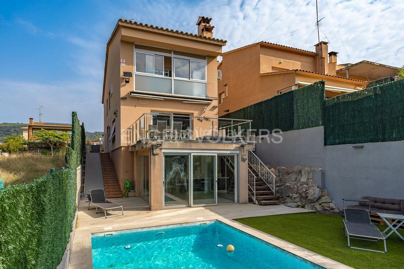 Foto fd79dd19-8417-4e94-b1ac-37e97546c92a. Casa  de ensueño con piscina, vistas panorámicas y apartamento independiente. en Dosrius