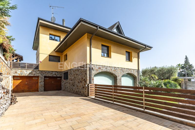 Foto b56fe6bf-996e-4cfb-941b-14ac19aee0f2. Casa amb calefacció aparcament piscina a Centre Granollers