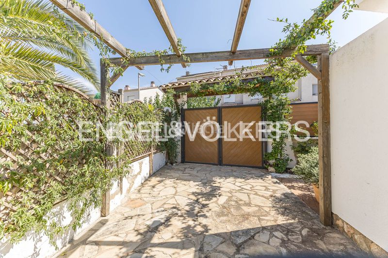Foto d24629f9-e67f-4d8d-a02a-f75999ec8218. Casa amb calefacció aparcament a Sant Jordi Torredembarra