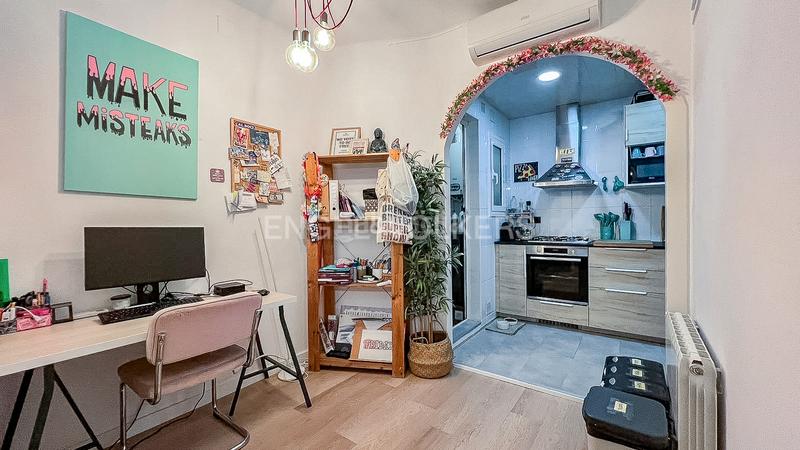 Foto 5ffaba4f-ef03-456d-bc15-b5be6443e916. Alquiler apartamento coqueto apartamento temporal en la calle viladomat con patio privado y conexiones inmejorables en Barcelona