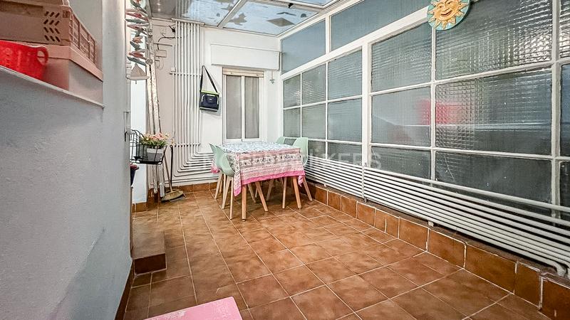 Foto 978c6a16-2379-464e-a91c-76119fc7be05. Alquiler apartamento coqueto apartamento temporal en la calle viladomat con patio privado y conexiones inmejorables en Barcelona
