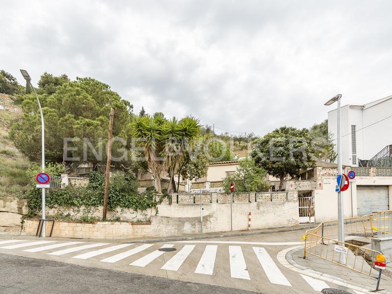 Foto bac48aad-8846-4718-821d-6e976a6a081c. Casa terreno con casa en proceso de registro en Sant Genís dels Agudells Barcelona