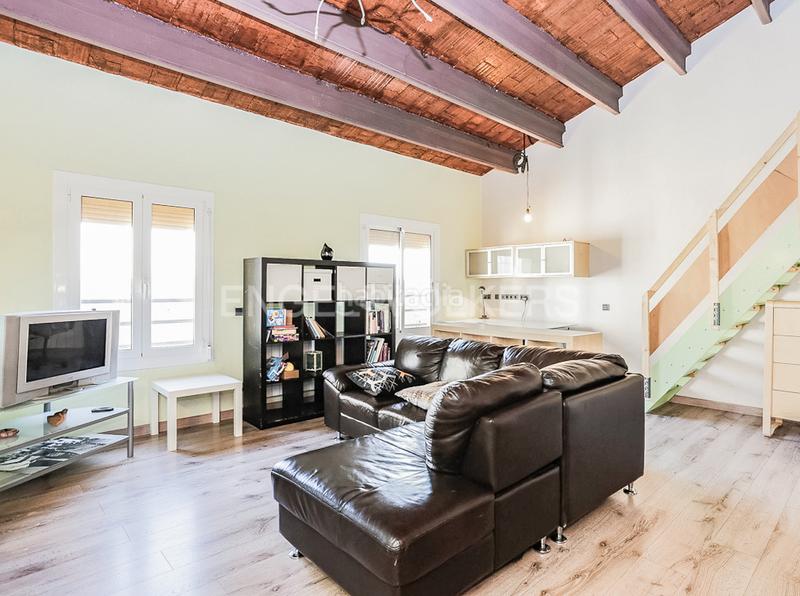 Foto 33ff3620-c0e3-4301-82a0-64d449fb06d8. Alquiler ático exclusivo apartamento urbano con encanto clásico en el corazón en Barcelona