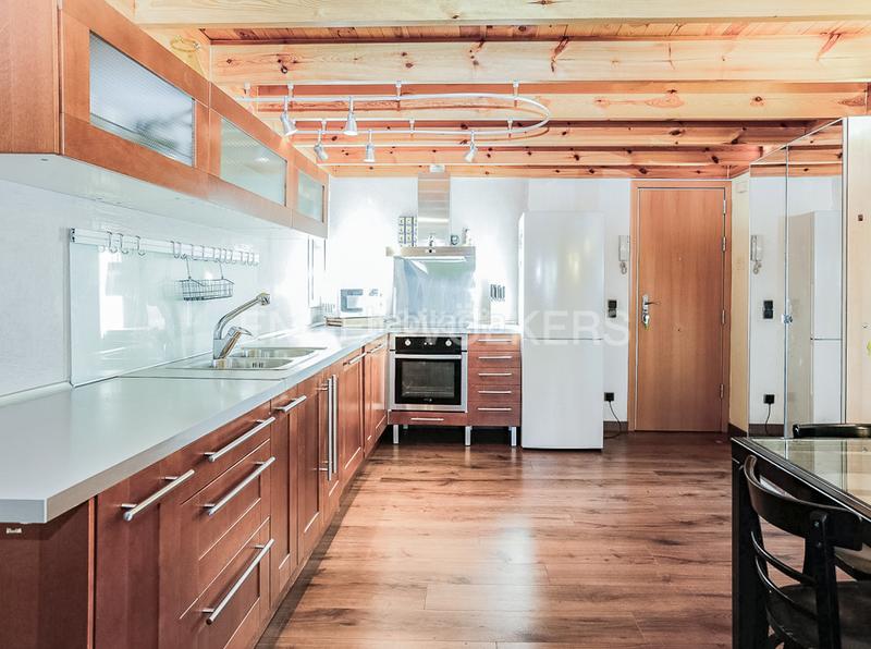 Foto 467d2621-abed-405e-a373-24a5d2967a29. Alquiler ático exclusivo apartamento urbano con encanto clásico en el corazón en Barcelona