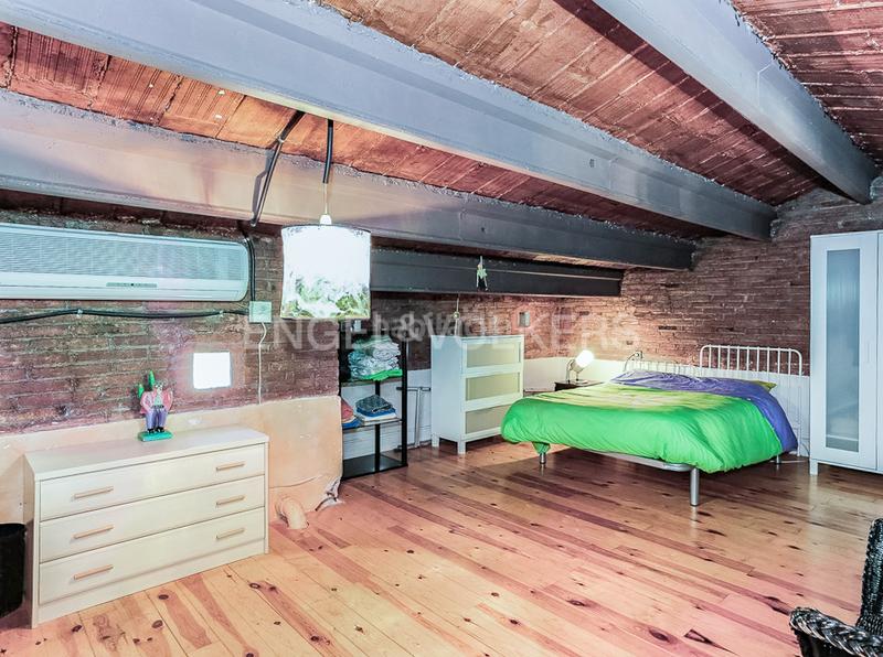 Foto c3520436-6b3c-4f97-a18a-1cbb04faa087. Alquiler ático exclusivo apartamento urbano con encanto clásico en el corazón en Barcelona