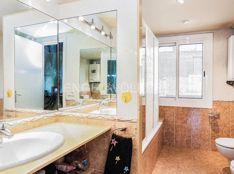 Foto ef324d93-8840-4c25-9ac0-26158ba15a62. Alquiler ático exclusivo apartamento urbano con encanto clásico en el corazón en Barcelona