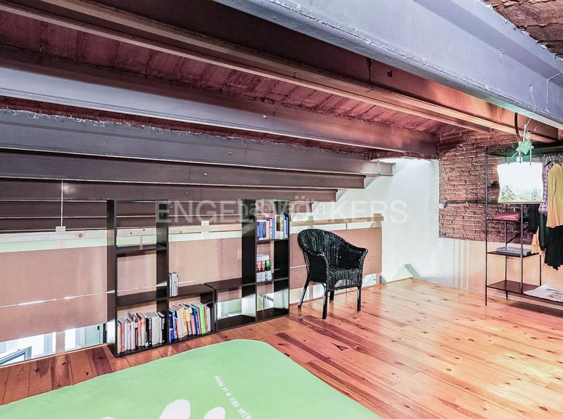 Foto f0540cce-a5be-45d9-b7a7-421537d6f2c8. Alquiler ático exclusivo apartamento urbano con encanto clásico en el corazón en Barcelona