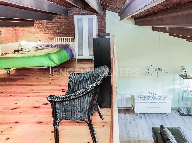 Foto fa55357b-2fac-49fa-b1a9-d406057511e0. Alquiler ático exclusivo apartamento urbano con encanto clásico en el corazón en Barcelona