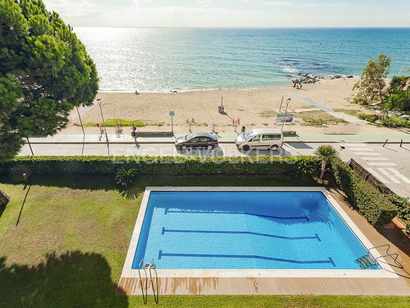 Foto 0aa857b6-d8e1-4d8d-8a81-503f7087a6ad. Alquiler apartamento espectacular piso en primera línea de mar en Caldes d´Estrac