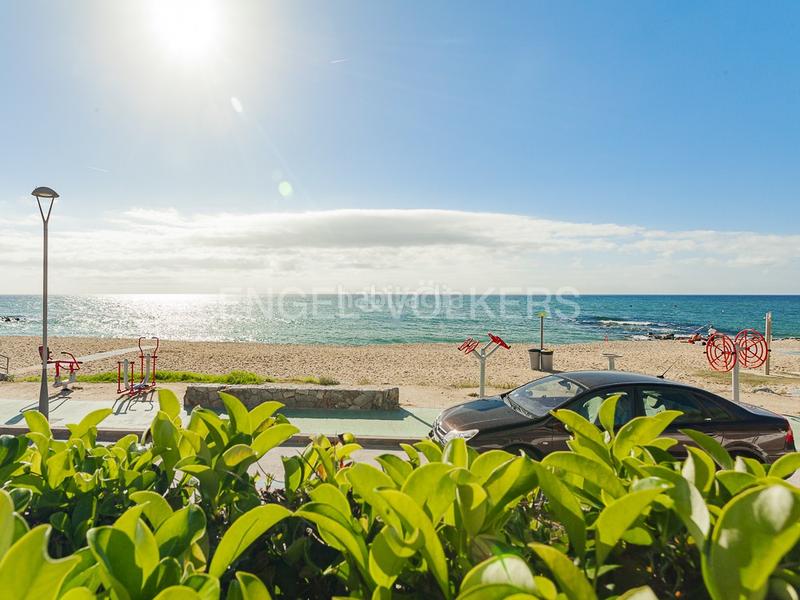 Foto 13fc5fb6-fbae-4c46-b7b6-d0dd42559d64. Alquiler apartamento espectacular piso en primera línea de mar en Caldes d´Estrac