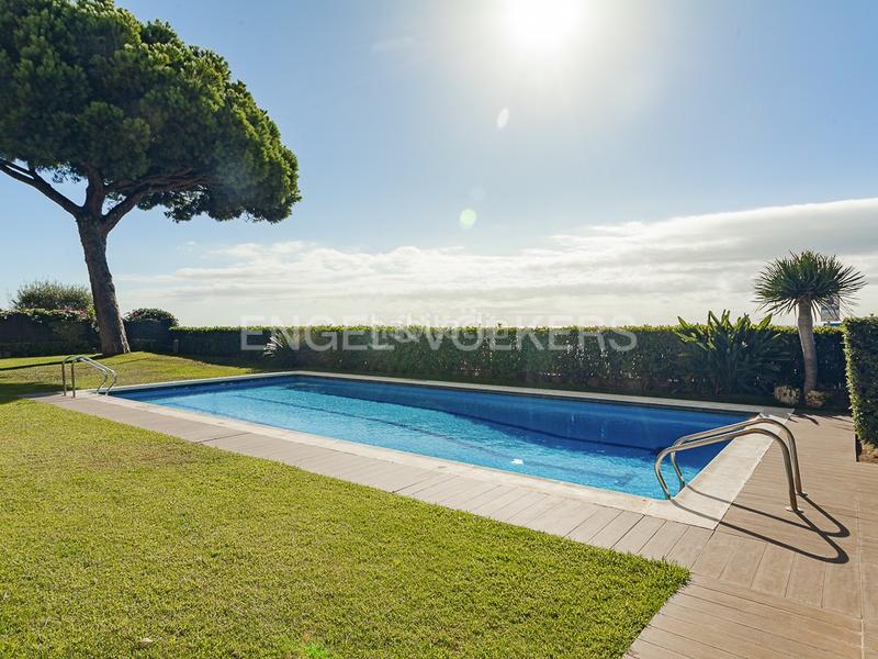 Foto 45d77f2b-adce-49e6-a39e-12904d4781b4. Alquiler apartamento espectacular piso en primera línea de mar en Caldes d´Estrac