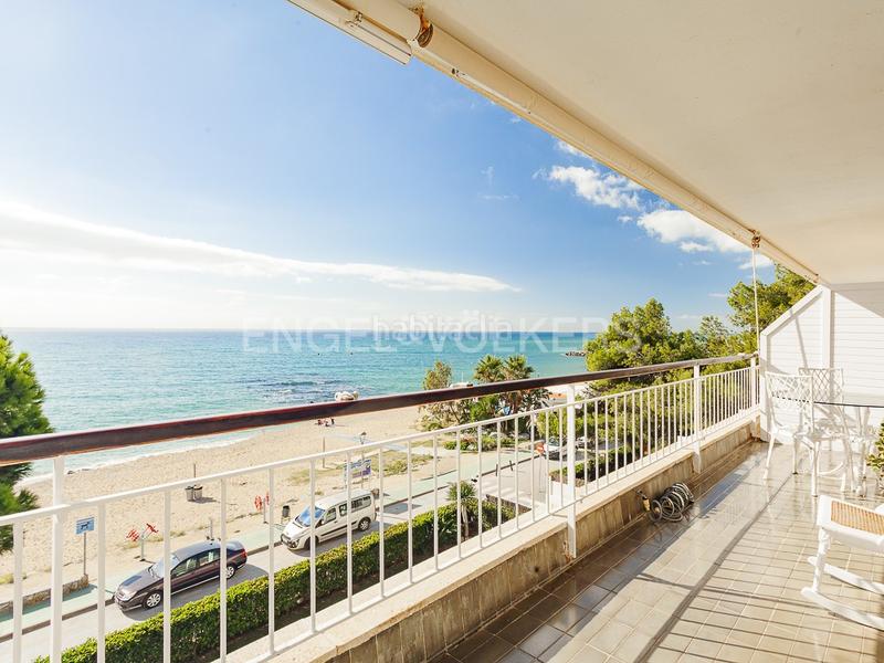 Foto 5217d83b-0bd2-4aeb-b17a-86262ff376c7. Alquiler apartamento espectacular piso en primera línea de mar en Caldes d´Estrac