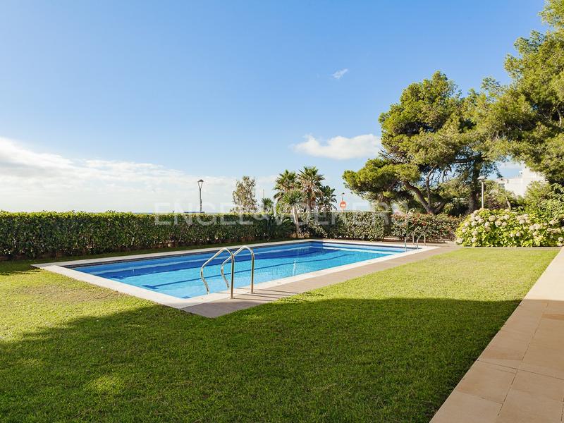 Foto c72d3b1b-3486-410c-bc20-ac13cf7e8007. Alquiler apartamento espectacular piso en primera línea de mar en Caldes d´Estrac